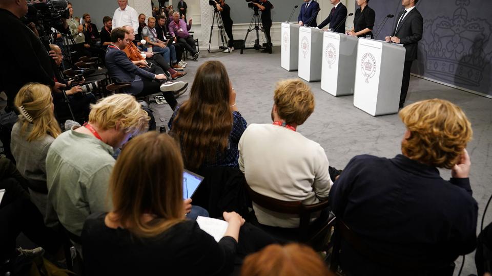 Statsminister Mette Frederiksen (S) og tre andre ministre præsenterede onsdag et forslag, der skal afhjælpe danskerne stigende energipriser ved at dele af regningen kan udskydes. Støttepartier og Venstre vil have flere initiativer. <i>Mads Claus Rasmussen/Ritzau Scanpix</i>