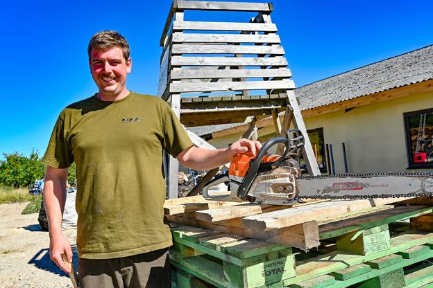 Jagt-Træ er byggeri i rå-træ som jagttårne, shelters, bålpladser, borg-bænke. Også motorsavsarbejde og beplantningsrådgivning tilbydes. <i>Foto: Ole Iversen</i>
