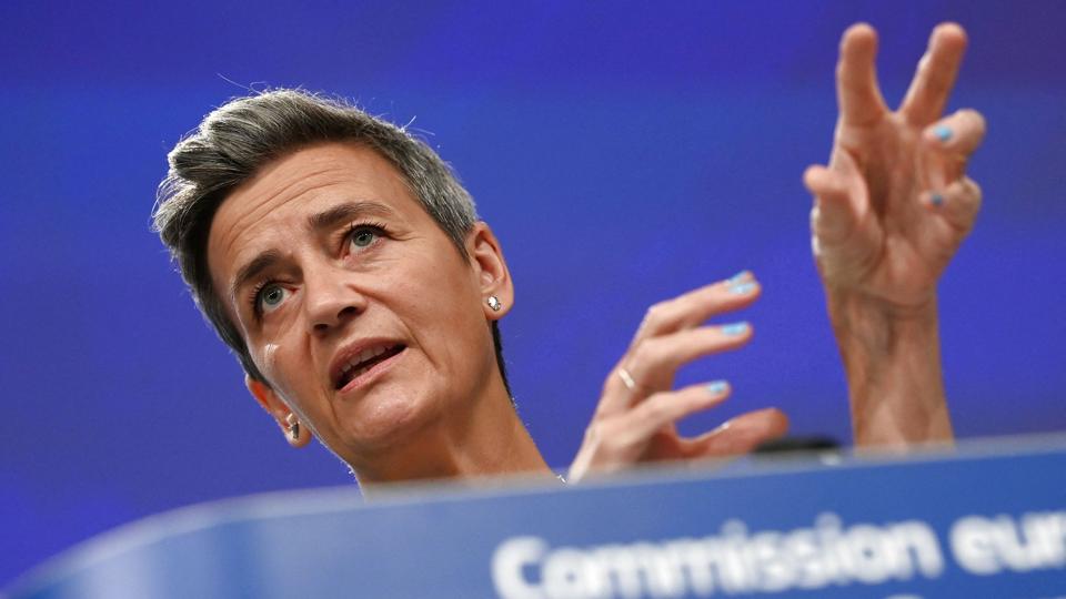 Når EU-Kommissionen skal opkræve mange milliarder kroner fra energiselskaberne og fordele dem mellem EU-landene som energihjælp, skal pengene gå til husholdninger med de mindste budgetter og de hårdest ramte virksomheder. Det understreger EU-kommissær Margrethe Vestager, som trods den store logistiske øvelse er optimistisk. (Arkivfoto). <i>John Thys/Ritzau Scanpix</i>