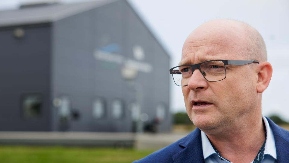 - Kom og hent varmen, den er gratis for jer, siger cto i GreenLab, Anders Bøje Larsen. Bag ham ses fabrikken, der udvinder protein af søstjerner fra Mors.