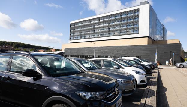 Nordjyske har flere gange skrevet om problemer med parkeringssystemet ved sygehuset i Aalborg, hvor både patienter og pårørende får bøder, selvom de har forsøgt at registrere deres parkering korrekt. <i>Foto: Kim Dahl Hansen</i>