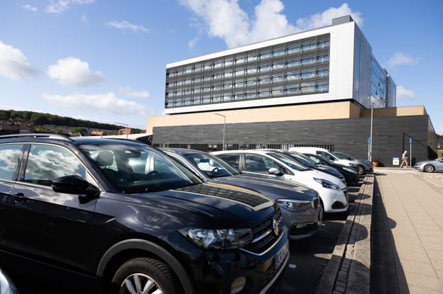 Nordjyske har flere gange skrevet om problemer med parkeringssystemet ved sygehuset i Aalborg, hvor både patienter og pårørende får bøder, selvom de har forsøgt at registrere deres parkering korrekt. <i>Foto: Kim Dahl Hansen</i>