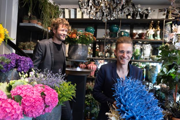Fejringen af parrets bryllup er også en hyldest til det nærområde, der er rammen om både privat- og arbejdsliv. Jonas Jensens butik her ligger ud til Vingårdsgade, hvor Thomas Dyg også har sin forretning. <i>Foto: Kim Dahl Hansen</i>