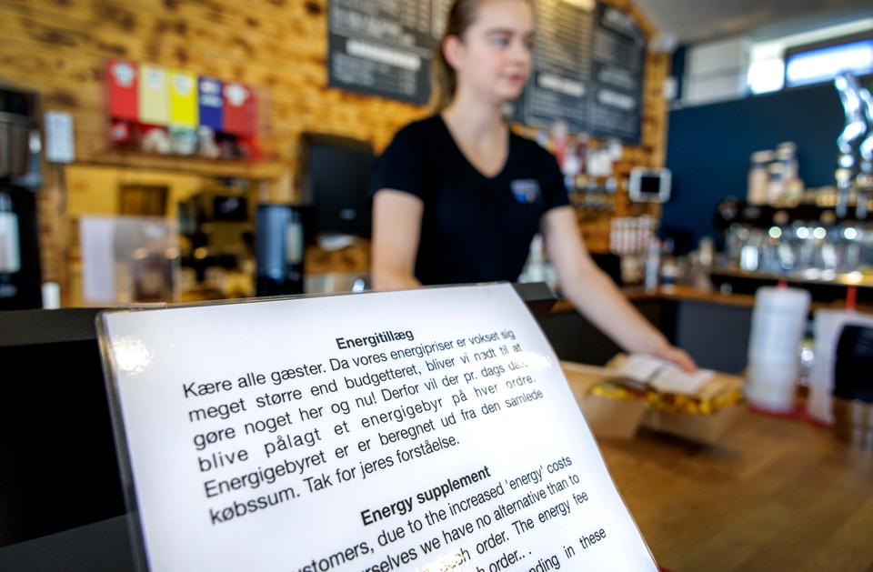 For at afbøde konsekvenserne af de stigende energipriser er der indført gebyr, hvis man køber is eller mad hos cafeen på stranden i Blokhus.
