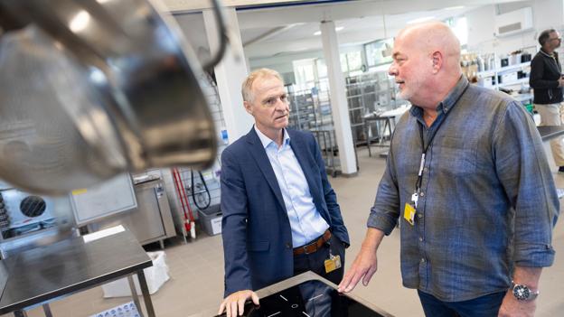 Uddannelsesleder Dennis Kindberg (tv) og uddannelseskonsulent Niels Lyndorff-Hansen kan friste med et spritnyt køkken på skolen, men alligevel er der ikke elever, der søger. <i>Foto: Claus Søndberg</i>