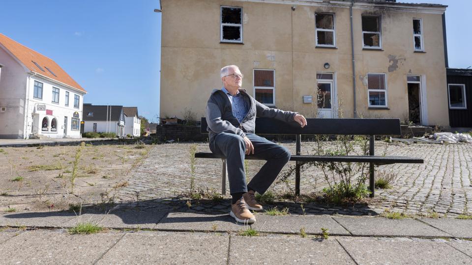 Der er kommet en slem rift i det pæne Mæhleland - Østervrå. Kaj Mathiassen er medlem af borgerforeningen og kæmper for at få fjernet brandtomten på Hjørringvej. <i>Foto: Claus Søndberg</i>