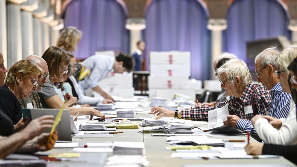 Valgstederne i Sverige er i disse timer ved at tælle de sidste stemmer til riksdagsvalget. Resultat ventes onsdag aften. <i>10050 Pontus Lundahl/Tt/Ritzau Scanpix</i>