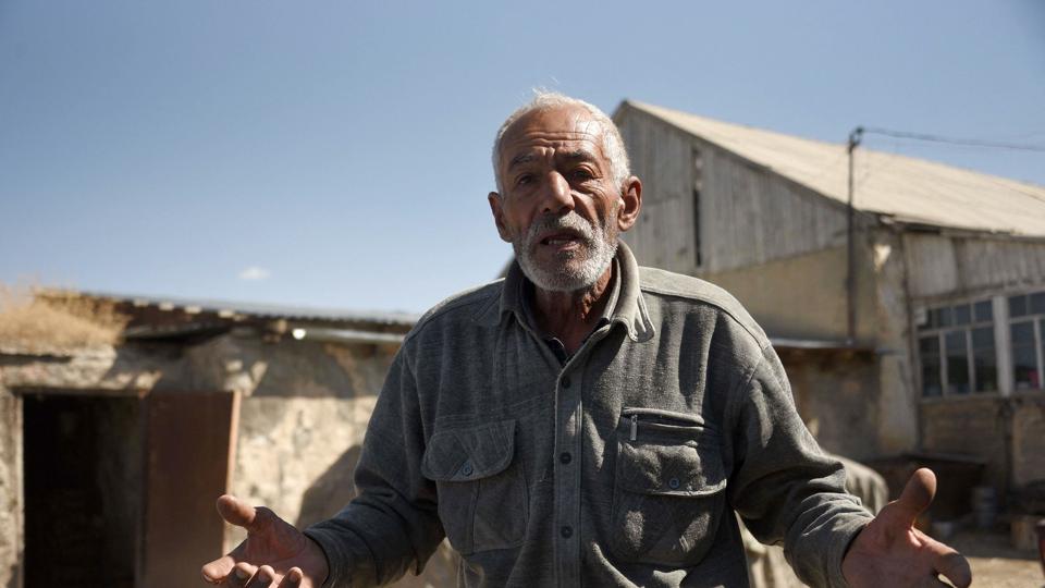 En indbygger i den armenske bebyggelse Sotk, som skal være blevet bombet af Aserbajdsjan. Armeniens premierminister, Nikol Pasjinian, siger ifølge Interfax, at 105 armenske soldater er blevet dræbt i kampe med Aserbajdsjan i de seneste to døgn. <i>Karen Minasyan/Ritzau Scanpix</i>