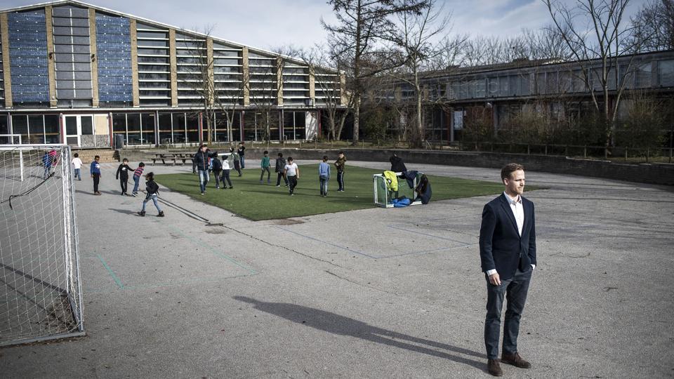 Kommissionen for den glemte kvindekamp besøgte én grundskole - Tingbjerg Skole. Men medlemmerne talte ikke med skoleleder Marco Damgaard (forrest i billedet), og de øvrige ansatte på skolen var ifølge skolelederen imod idéen om et tørklædeforbud i grundskoler. (Arkivfoto). <i>Maria Albrechtsen Mortensen/Ritzau Scanpix</i>