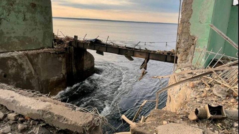Dæmningen, som kontrollerer vandstanden i Inhulets-floden ved Kyryvj Rih, er blevet beskadiget, og vandet fosser ud. <i>Ukrainian Presidential Press Ser/Reuters</i>