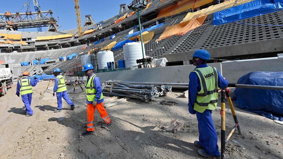 Migrantarbejdere i Qatar har haft travlt med at bygge fodboldstadioner og infrastruktur, siden landet fik tildelt værtskabet for VM i 2010. Reformer af lovgivningen i 2018 har ikke ført tilstrækkelige ændringer med sig, mener Amnesty. (Arkivfoto). <i>Giuseppe Cacace/Ritzau Scanpix</i>