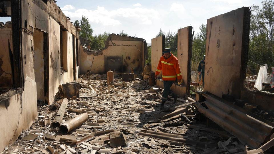 En brandmand går rundt i bygninger, der er blevet ødelagt i konflikten mellem Aserbajdsjan og Armenien. <i>Karen Minasyan/Ritzau Scanpix</i>