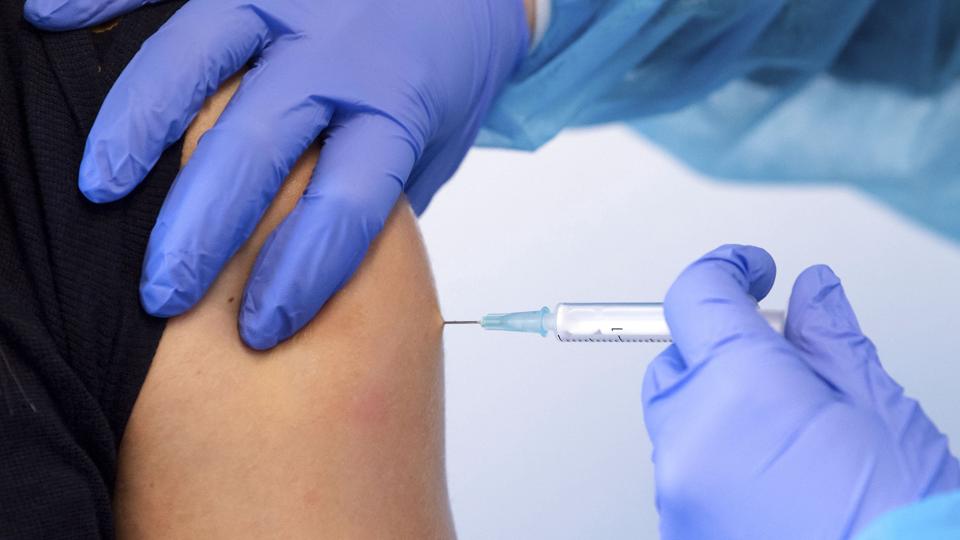 Efterårets vaccinationsprogram i Danmark begynder 15. september - altså torsdag. Her vil de første plejehjemsbeboere og borgere, der er 85 år eller derover, få et stik. Og fra 1. oktober følger tilbuddet til den øvrige del af befolkningen, der har rundet de 50 år. <i>Sven Hoppe/Ritzau Scanpix</i>