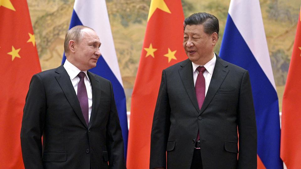 Den kinesiske præsident, Xi Jinping, og den russiske præsident, Vladimir Putin, mødtes sidste gang i Beijing få uger inden Ruslands invasion af Ukraine. Torsdag mødes de igen sideløbende med et regionalt topmøde. (Arkivfoto). <i>Alexei Druzhinin/Ritzau Scanpix</i>