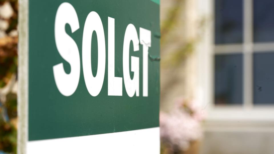 Der er blevet længere mellem "Solgt"-skiltene i Danmark. Handelstallene for august var svage sammenlignet med de foregående år, viser tal fra Boligsiden. <i>Signe Goldmann/Ritzau Scanpix</i>