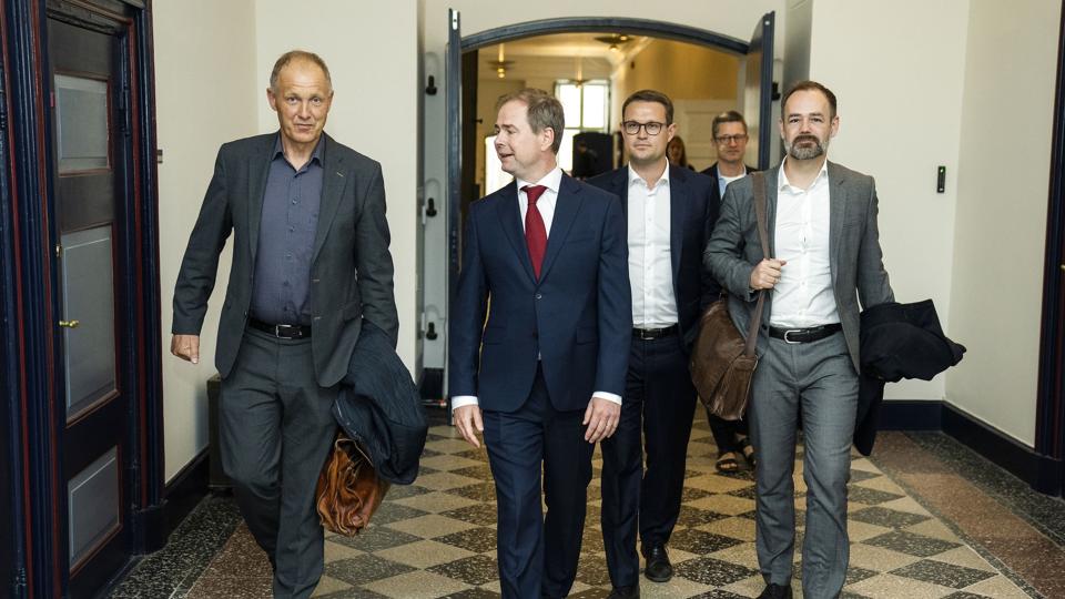 Prisniveauet er steget mere, end man kunne forudsige, siden regeringen og kommunerne indgik en økonomiaftale for 2023 tilbage i maj måned. Derfor vil Martin Damm (til venstre), der er formand for KL, nu have regeringen til at finde flere penge, så kommunerne kan få dækket den ekstra regning til blandt andet energi. <i>Martin Sylvest/Ritzau Scanpix</i>