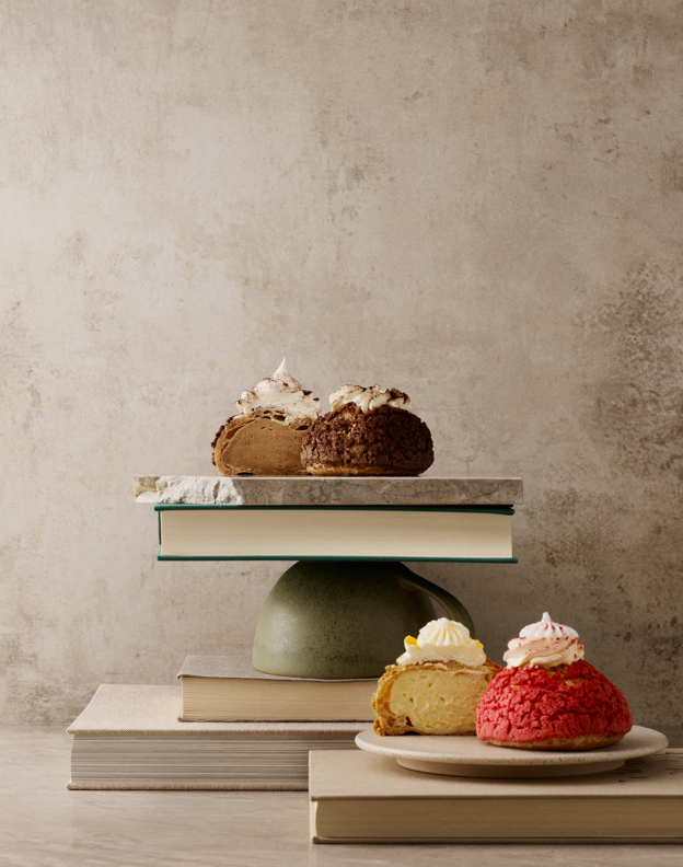 Choux’en er det franske svar på fastelavnsbollen, der er en luftig vandbakkelse med krakeleret top fyldt med creme, toppet med flødeskum og et knasende kys. <i>Pr-foto: Lagkagehuset</i>