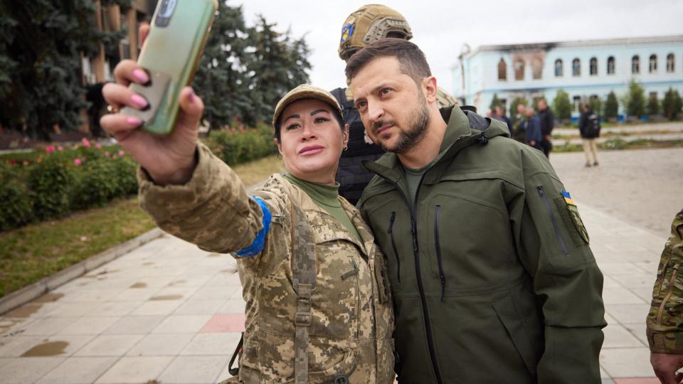 Præsident Volodymyr Zelenskyj slap uskadt fra en påkørsel i Kyiv sent onsdag. Han var vendt tilbage fra et besøg i Izjum i det østlige Ukraine, som i weekenden blev tilbageerobret fra Rusland. En soldat i byen får sig en selfie med præsidenten. <i>Str/Ritzau Scanpix</i>