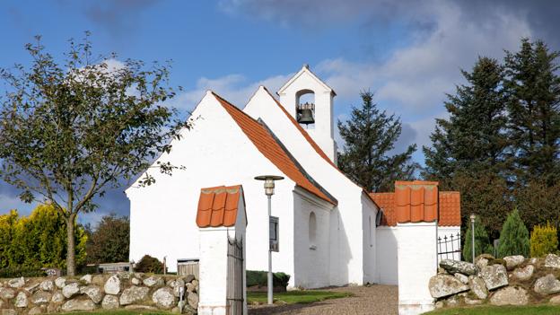 Udefra ligner Kallerup Kirke sig selv, men inde i kirken er alt forandret. <i>Foto: Bo Lehm</i>
