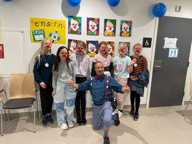 En super fed oplevelse for de unge kunstnere, som kan ses på billedet. Fra højre er det; Lilly, Alma, Marie, Selma, Liva og Ida. Desværre var både Regitze og Lasse forhindret i at komme. <i>Privatfoto</i>