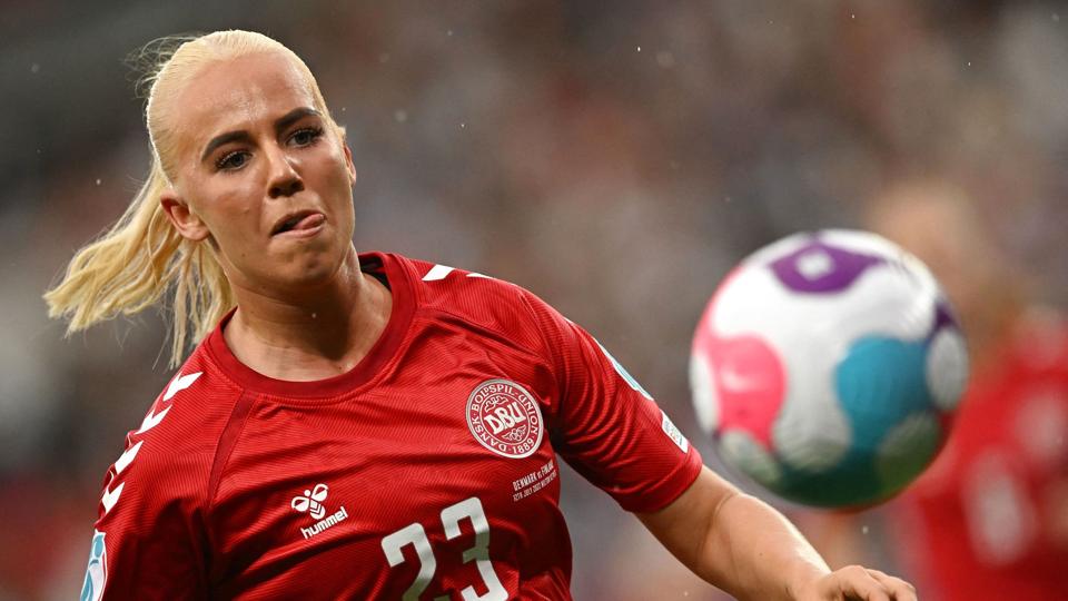 Real Madrid-spilleren Sofie Svava, som her ses i aktion for landsholdet, og holdkammeraterne kan komme i kamp igen i Spanien. <i>Justin Tallis/Ritzau Scanpix</i>