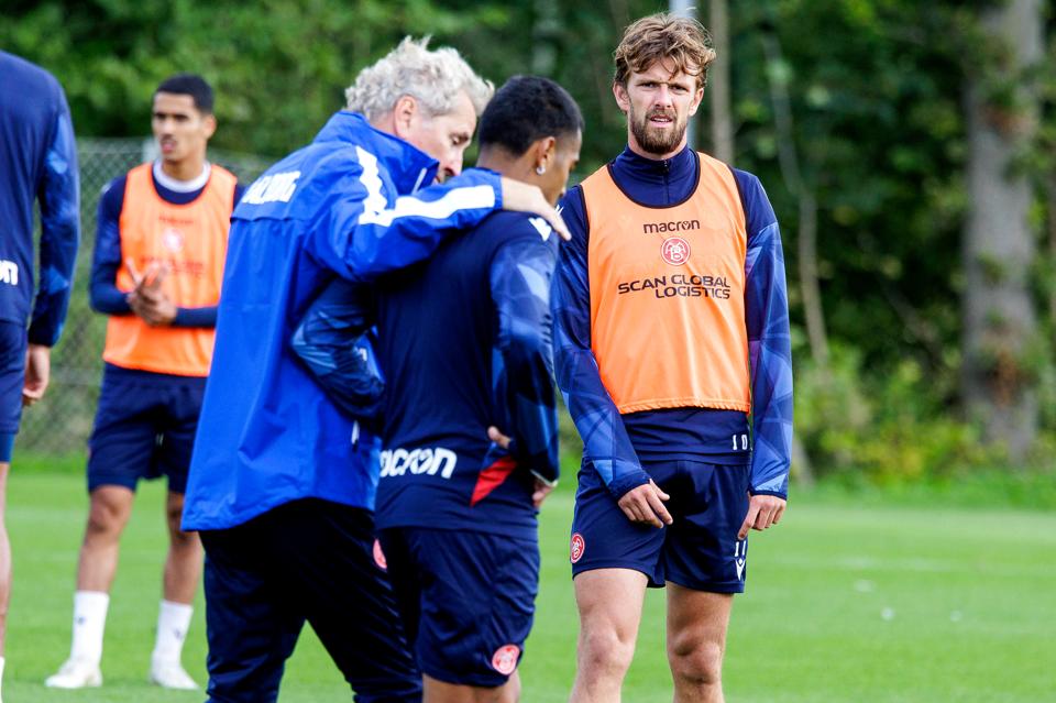 Erik Hamrén viste et tydeligt lederskab under torsdagens træning, lyder det fra anfører Lucas Andersen (th.) <i>Foto: Torben Hansen</i>