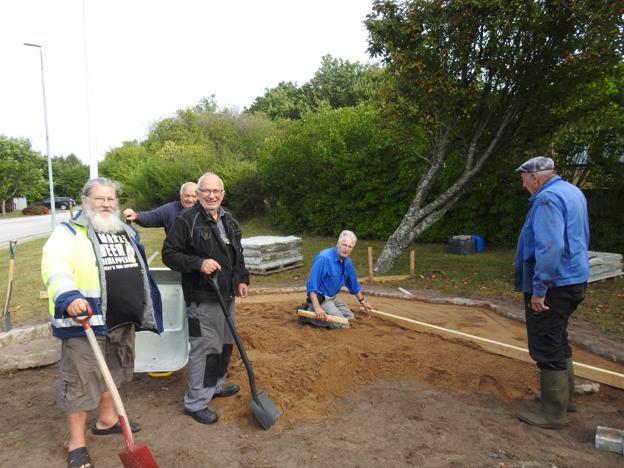 De frivillige der laver grundarbejdet til flisebelægningen i madpakkehuset. Fra venstre er det Jens, Egon, Per, Halvor og Carl Johan. <i>Foto: Jens Brændgaard</i>
