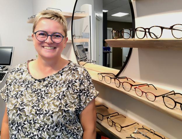 Lene Korsgaard er blevet glad for, at hun endte med at flytte butikken fra hovedgaden op til det nye lægehus. <i>Knud Bay Labohn</i>