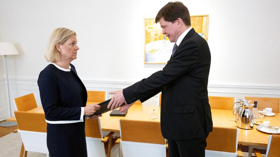 Sveriges socialdemokratiske statsminister, Magdalena Andersson, afleverer sin afskedsansøgning til Riksdagens formand, Andreas Norlén. Hendes blok af midter- og venstrepartier mistede flertallet ved søndagens valg til den borgerlige blok. <i>Tt News Agency/Reuters</i>