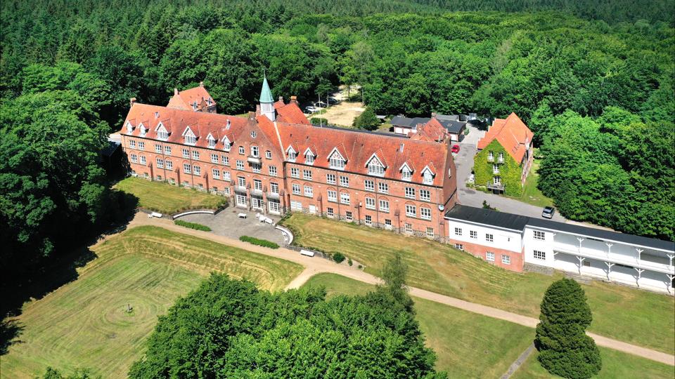 Pædagoguddannelsen på UCN skulle være flyttet ind i det tidligere privathospital i Skørping til sommer - men nu er planerne sat på pause på ubestemt tid. <i>Foto: EDC</i>