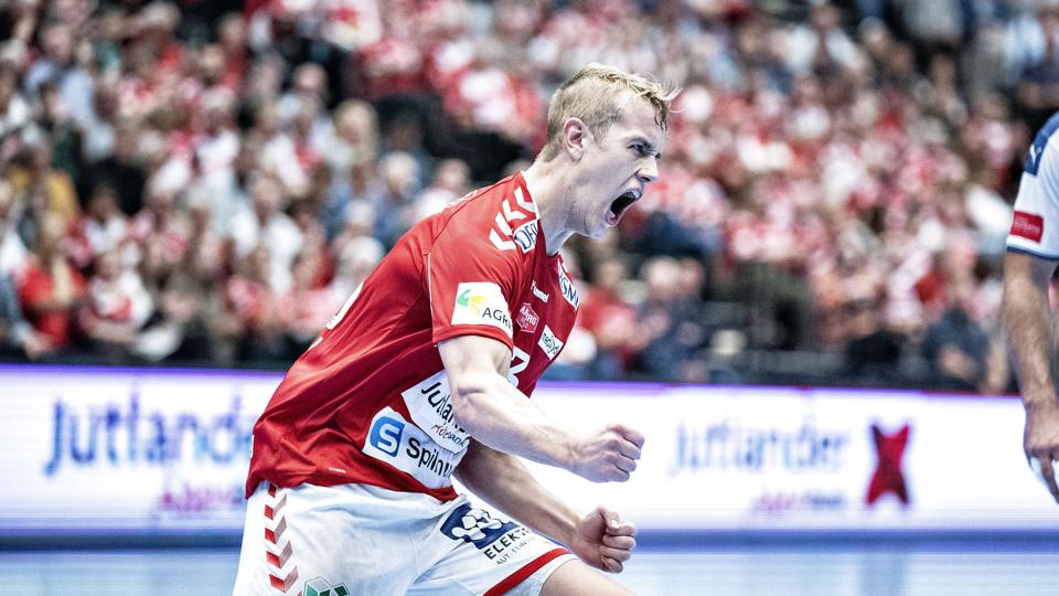 - Det er den helt store drøm for os som klub at vinde det trofæ, så det er klart, at der skal laves en masse rugbrødsarbejde i grundspillet i turneringen, så vi kan komme i den bedste mulige position, når det hele skal afgøres til foråret, siger Buster Juul til holdets hjemmeside før Champions League-premieren. <i>Henning Bagger/Ritzau Scanpix</i>