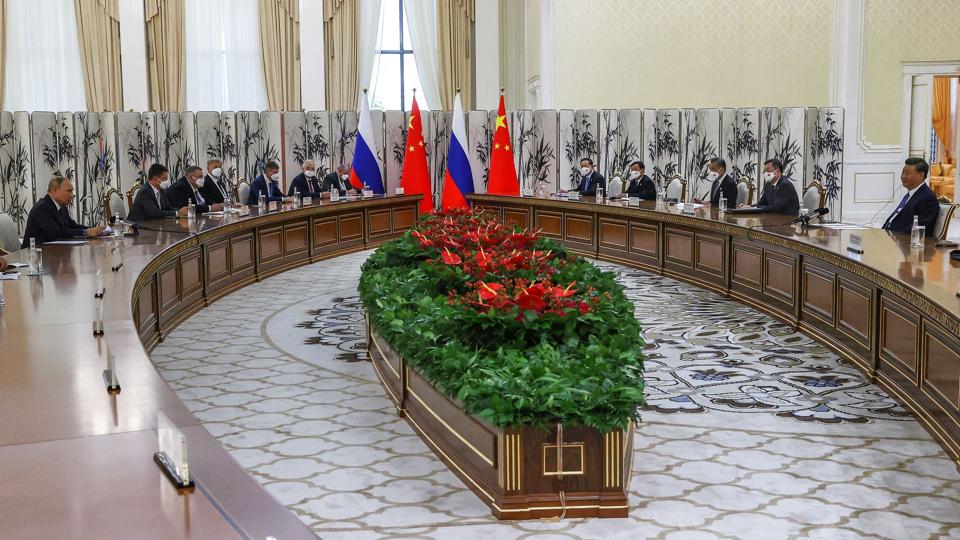 Ruslands præsident, Vladimir Putin, og Kinas leder, Xi Jinping, sidder i hestesko helt til venstre og helt til højre i forbindelse med et topmøde i Usbekistan. Det er deres første møde, efter at Rusland i februar igangsatte invasionen i Ukraine. <i>Sputnik/Reuters</i>