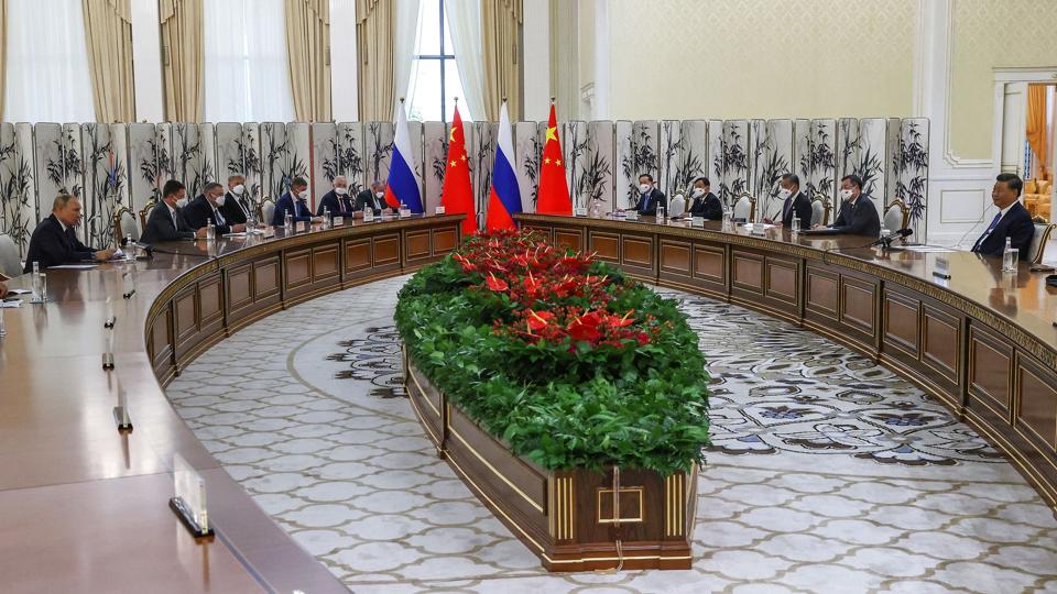 Ruslands præsident, Vladimir Putin, og Kinas leder, Xi Jinping, sidder i hestesko helt til venstre og helt til højre i forbindelse med et topmøde i Usbekistan. Det er deres første møde, efter at Rusland i februar igangsatte invasionen i Ukraine. <i>Sputnik/Reuters</i>