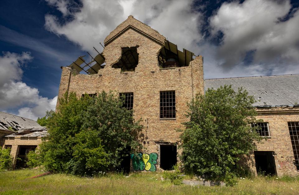 Energiselskabet European Energy og ejerne af arealet håber, at det bliver muligt at etablere et energi- og kulturlandskab ved Kaas Briketfabrik, hvilket indebærer en tiltrængt renovering af briketfabrikken.