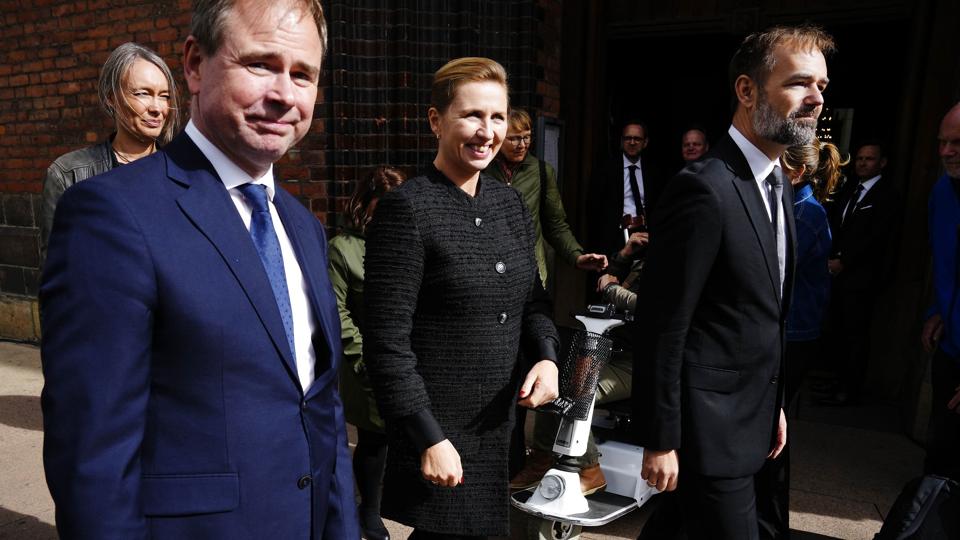 Statsminister Mette Frederiksen (S) deltager torsdag i bisættelsen og en efterfølgende mindehøjtidelighed for afdøde Thorkild Simonsen, der blandt andet har været socialdemokratisk borgmester i Aarhus. Også finansminister Nicolai Wammen (S) (til venstre) samt den nuværende borgmester, Jacob Bundsgaard (S) (til højre) deltager. <i>Bo Amstrup/Ritzau Scanpix</i>