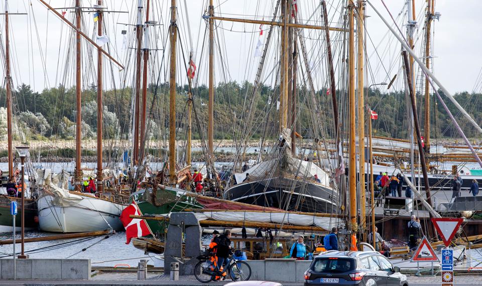 De flotte træskibe, der deltager i Limfjorden Rundt, er torsdag ankommet til Nykøbing. <i>Foto: Bo Lehm</i>