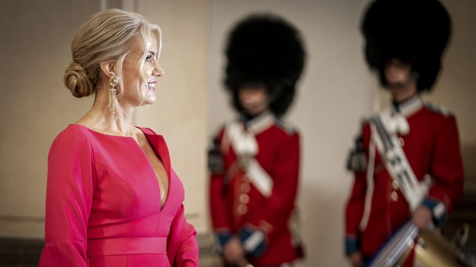Helle Thorning-Schmidt (S) vakte opsigt, da hun søndag var til taffel på Christiansborg for at fejre dronning Margrethes 50-års regeringsjubilæum. Nu kan man se kjolen helt tæt på, på en museumsudstilling. <i>Mads Claus Rasmussen/Ritzau Scanpix</i>