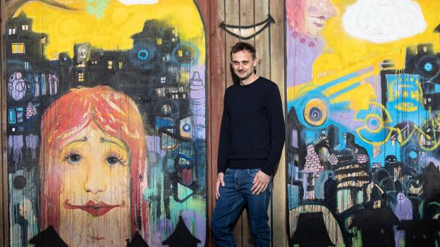 Jonas Jakobsen har i dag en administrativ stilling, hvor det handler om politik, fundraising, kommunikation og andre ting, der foregår bag skrivebordet eller med telefonen ved øret. Men efter 15 år i Kirkens Korshær banker hans hjerte i sidste ende for én ting: at møde et fremmede menneske lige dér, hvor vedkommende er lige nu. <i>Foto: Claus Søndberg</i>