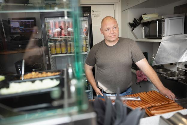 Ole Larsen har været bestyrer i Pølsehuset i otte år. Han har ikke fået negative reaktioner fra kunderne på, at der er lagt to kroner på prisen for en ristet hotdog. <i>Foto: Claus Søndberg</i>