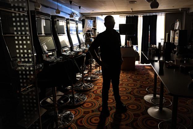 Indehaver af Superkiosken, Vestergade 20 i Aalestrup Carl William Karlsen slukker spilleautomaterne, når der ikke er kunder, Facadelyset og store dele af belysningen indenfor slukkes også. Årsagen er de voldsomt stigende elregninger. <i>Foto: Claus Søndberg</i>