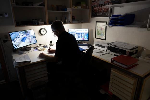 For fremtiden bliver det mest ved computernes lys, at Karl William Carlsen ordner ting på kontoret udenfor åbningstiden. <i>Foto: Claus Søndberg</i>