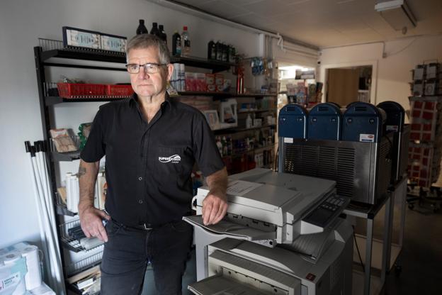 Det er mange år siden, at det har set så sort ud for Superkiosken. Heldigvis kun uden for åbningstiden, og forhåbentlig kun en kort overgang, håber indehaver Karl William Carlsen. <i>Foto: Claus Søndberg</i>