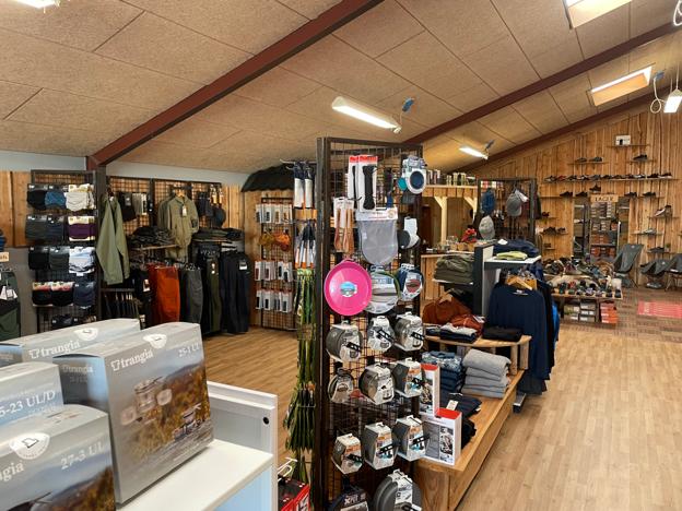 Udover lager- og pakkefaciliteter byder de nye omgivelser på en superflot og indbydende butik med alverdens outdoorbeklædning og udstyr. <i>Foto: Jesper Bøss</i>