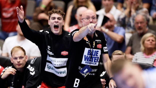 Cheftræner Stefan Madsen kunne se sit hold kommende flyvende fra land, men forsvarsmæssigt tog de sig dog nogle pauser undervejs. <i>Foto: Henrik Bo</i>