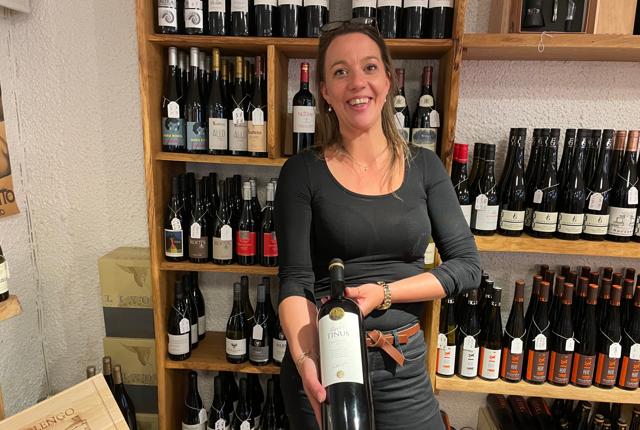 Nina Friis Petersen, indehaver af Friis Wood & Deli, med en af Figuero-vinene, der af mange ofte sammenlignes med den lidt mere kendte Pingus. Nu kan du snart smage Figuero-vine til Wine Makers Dinner på Færgekroen Hadsund. <i>Foto: Jesper Bøss</i>