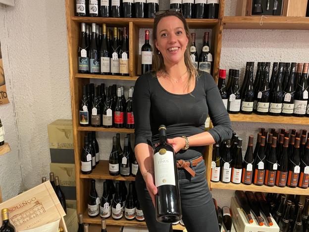 Nina Friis Petersen, indehaver af Friis Wood & Deli, med en af Figuero-vinene, der af mange ofte sammenlignes med den lidt mere kendte Pingus. Nu kan du snart smage Figuero-vine til Wine Makers Dinner på Færgekroen Hadsund. <i>Foto: Jesper Bøss</i>