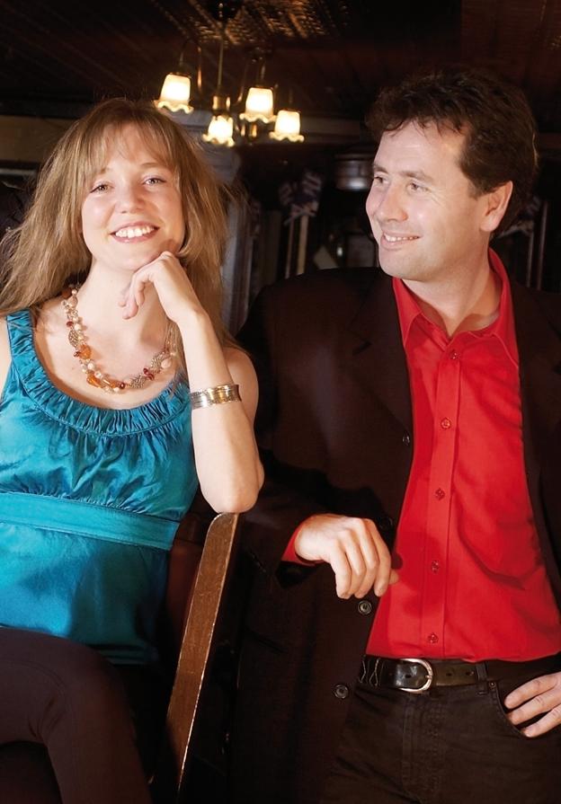 Duoens musikalske rødder er solidt forankret i den irsk/britiske folkemusik, men Jane & Shane bevæger sig elegant rundt i mange forskellige stilarter, og leger med elementer fra både folkemusikken, det klassiske og jazzen. <i>Pr-foto</i>