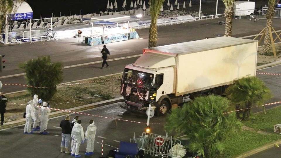 Retsformanden Laurent Raviot advarede på forhånd om chokerende og frygtelige billeder, d der torsdag blev vist optagelser af et lasbilangreb i Nice i 2016. <i>Sasha Goldsmith/Ritzau Scanpix</i>