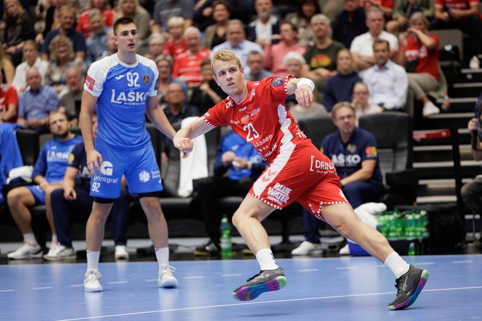 Buster Juul har problemer med knæet, og han blev derfor hjemme, da holdkammeraterne tirsdag rejste til Norge. <i>Arkivfoto: Henrik Bo</i>
