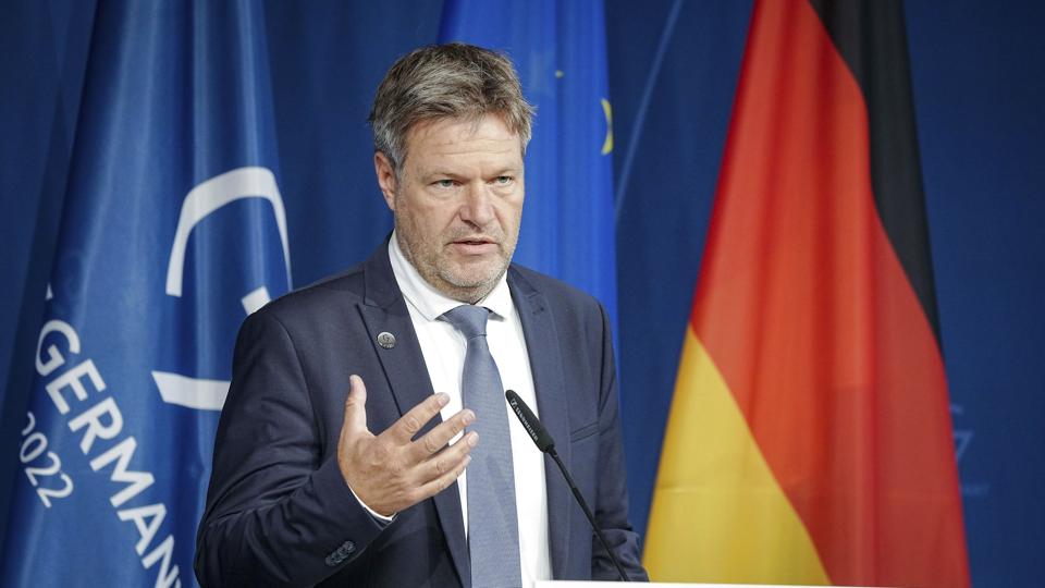 Tysklands finansminister, Robert Habeck fra miljøpartiet De Grønne, siger, at Tyskland ikke længere vil være naive i samhandlen med Kina. Han varsler en ny robust handelspolitik. <i>Kay Nietfeld/Ritzau Scanpix</i>